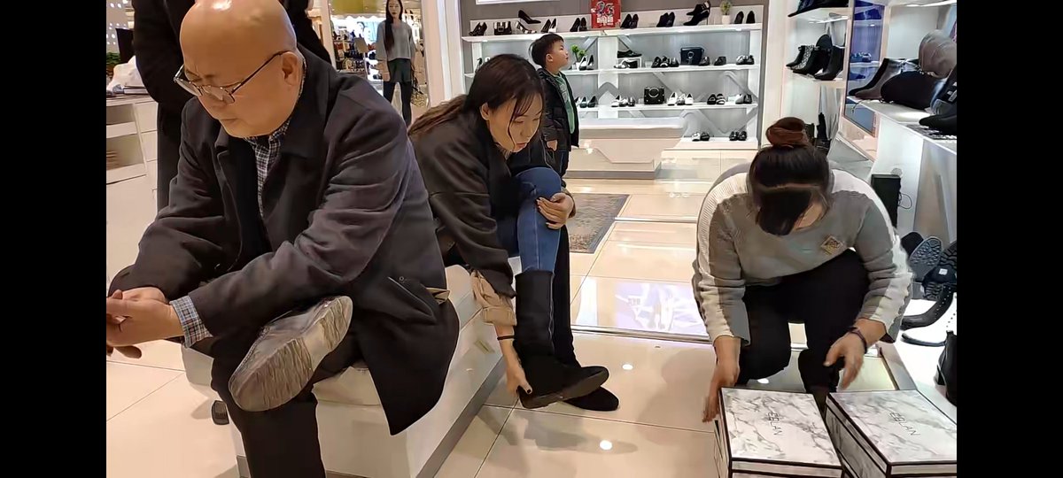 Removeyourboots's tweet photo. #扫楼射鞋 #长靴 #靴子 #过膝靴 街拍鞋店脱靴试鞋视频 https://t.co/eFlffOglSu