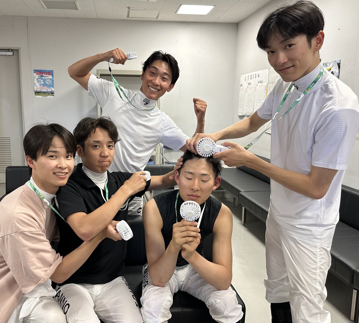 JRA_KokuraRC's tweet photo. ジョッキートークショー大盛況でした😆✨
楽しそうな(？)5人をパシャリ📷

2回小倉の騎手イベントはあと2回！

【7/12(土)】
ジョッキーと行く！障害コースバックヤードツアー

【7/19(土)】
ジョッキーハイタッチ会

引き続き夏の小倉競馬をお楽しみください！ https://t.co/FzTBtF67re