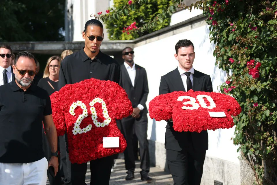 🚨 Virgil Van Dijk carries the number 20 for Diogo Jota and Andy Robertson carries the number 30 for Diogo's brother, Andre Silva. 🤍

The funeral is taking place right now in Gondomar, Porto.