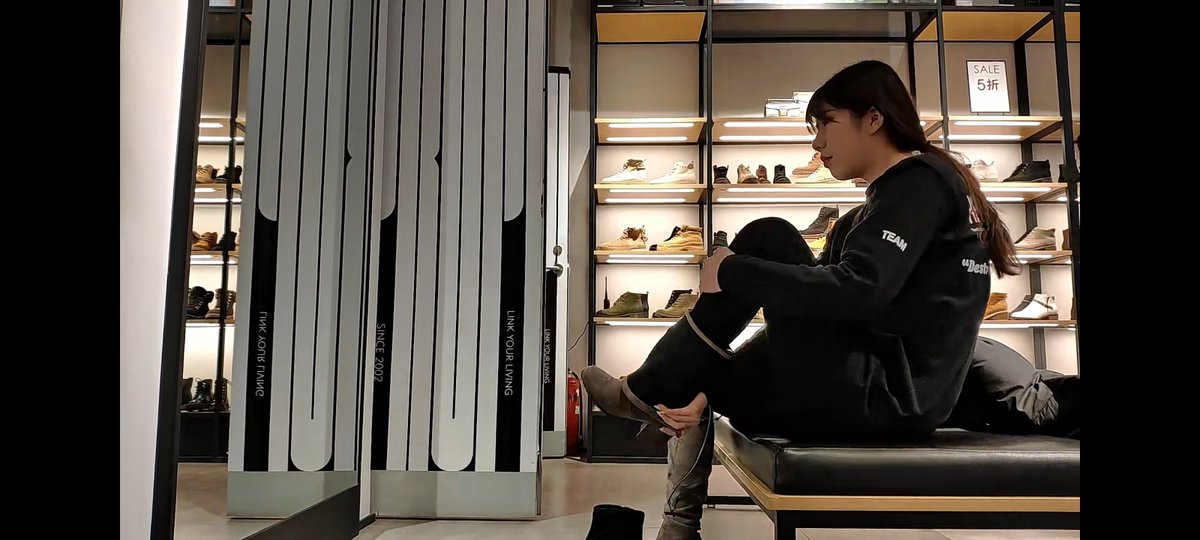 Removeyourboots's tweet photo. #扫楼打胶 #长靴 #靴子 #过膝靴 街拍鞋店长靴脱靴试穿视频 https://t.co/TBLCw9lFls