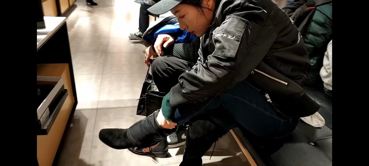 Removeyourboots's tweet photo. #扫楼打胶 #长靴 #靴子 #过膝靴 街拍鞋店长靴脱靴试穿视频 https://t.co/TBLCw9lFls
