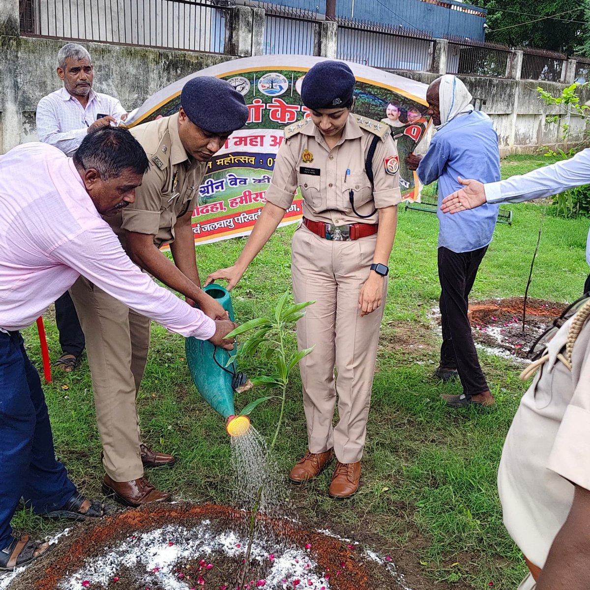 HAMIRPUR POLICE (@hamirpurpolice) on Twitter photo рдЕрдкрд░ рдЬрд┐рд▓рд╛рдзрд┐рдХрд╛рд░реА рд╣рдореАрд░рдкреБрд░ рд╡ рдЕрдкрд░ рдкреБрд▓рд┐рд╕ рдЕрдзреАрдХреНрд╖рдХ рдЬрдирдкрдж рд╣рдореАрд░рдкреБрд░ рджреНрд╡рд╛рд░рд╛ рддрд╣рд╕реАрд▓ рдореМрджрд╣рд╛ рдкрд░рд┐рд╕рд░ рдореЗрдВ рд╡реГрдХреНрд╖рд╛рд░реЛрдкрдг рдХрд┐рдпрд╛ рдЧрдпрд╛ рд╡ рдЖрдордЬрди рдХреЛ рдЕрдзрд┐рдХ рд╕реЗ рдЕрдзрд┐рдХ рд╡реГрдХреНрд╖ рд▓рдЧрд╛рдиреЗ рд╣реЗрддреБ рдкреНрд░реЗрд░рд┐рдд рдХрд┐рдпрд╛ рдЧрдпрд╛ред
#UPPOLICE рдЕрдкрд░ рдЬрд┐рд▓рд╛рдзрд┐рдХрд╛рд░реА рд╣рдореАрд░рдкреБрд░ рд╡ рдЕрдкрд░ рдкреБрд▓рд┐рд╕ рдЕрдзреАрдХреНрд╖рдХ рдЬрдирдкрдж рд╣рдореАрд░рдкреБрд░ рджреНрд╡рд╛рд░рд╛ рддрд╣рд╕реАрд▓ рдореМрджрд╣рд╛ рдкрд░рд┐рд╕рд░ рдореЗрдВ рд╡реГрдХреНрд╖рд╛рд░реЛрдкрдг рдХрд┐рдпрд╛ рдЧрдпрд╛ рд╡ рдЖрдордЬрди рдХреЛ рдЕрдзрд┐рдХ рд╕реЗ рдЕрдзрд┐рдХ рд╡реГрдХреНрд╖ рд▓рдЧрд╛рдиреЗ рд╣реЗрддреБ рдкреНрд░реЗрд░рд┐рдд рдХрд┐рдпрд╛ рдЧрдпрд╛ред
#UPPOLICE
