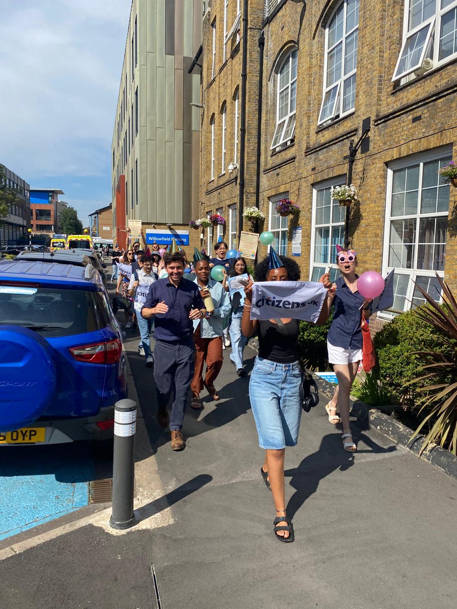 CitizensUK's tweet image. 🎂 Happy 77th birthday, @NHS! This week, community leaders from @NLondonCitizens brought cake, cards &amp;amp; a message to @RoyalFreeNHS: Pay all staff, including outsourced workers, the real #LivingWage.

Will the Royal Free make their wish come true?