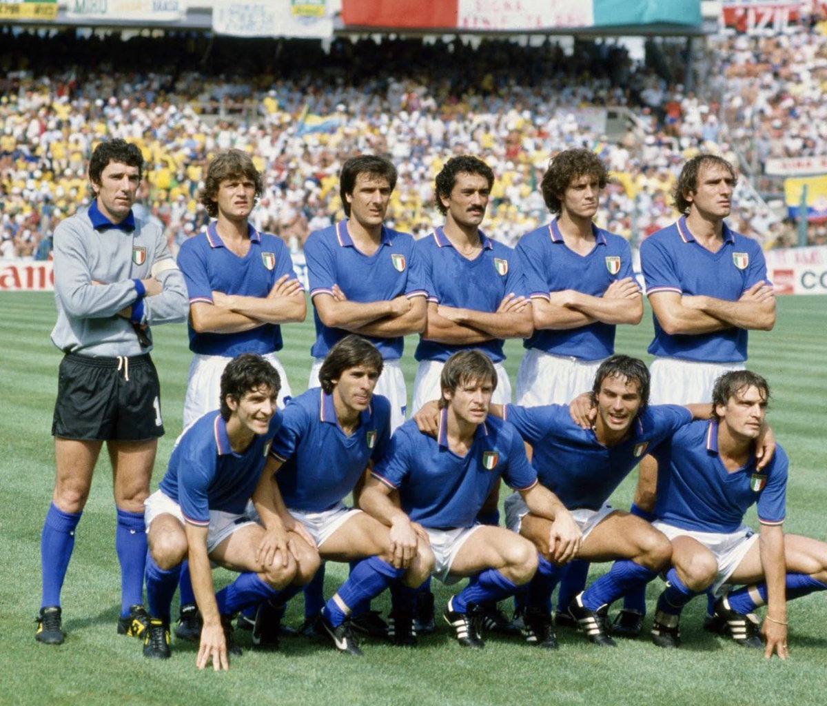 Vandaag 43 jaar geleden werd een van de meest spannende WK-wedstrijden aller tijden gespeeld: Italië tegen Brazilië (3-2). Wie nog op zoek is naar een exemplaar van mijn boek ‘Italië 1982’ kan mij DM’en. Er zijn nog enkele exemplaren voorradig.