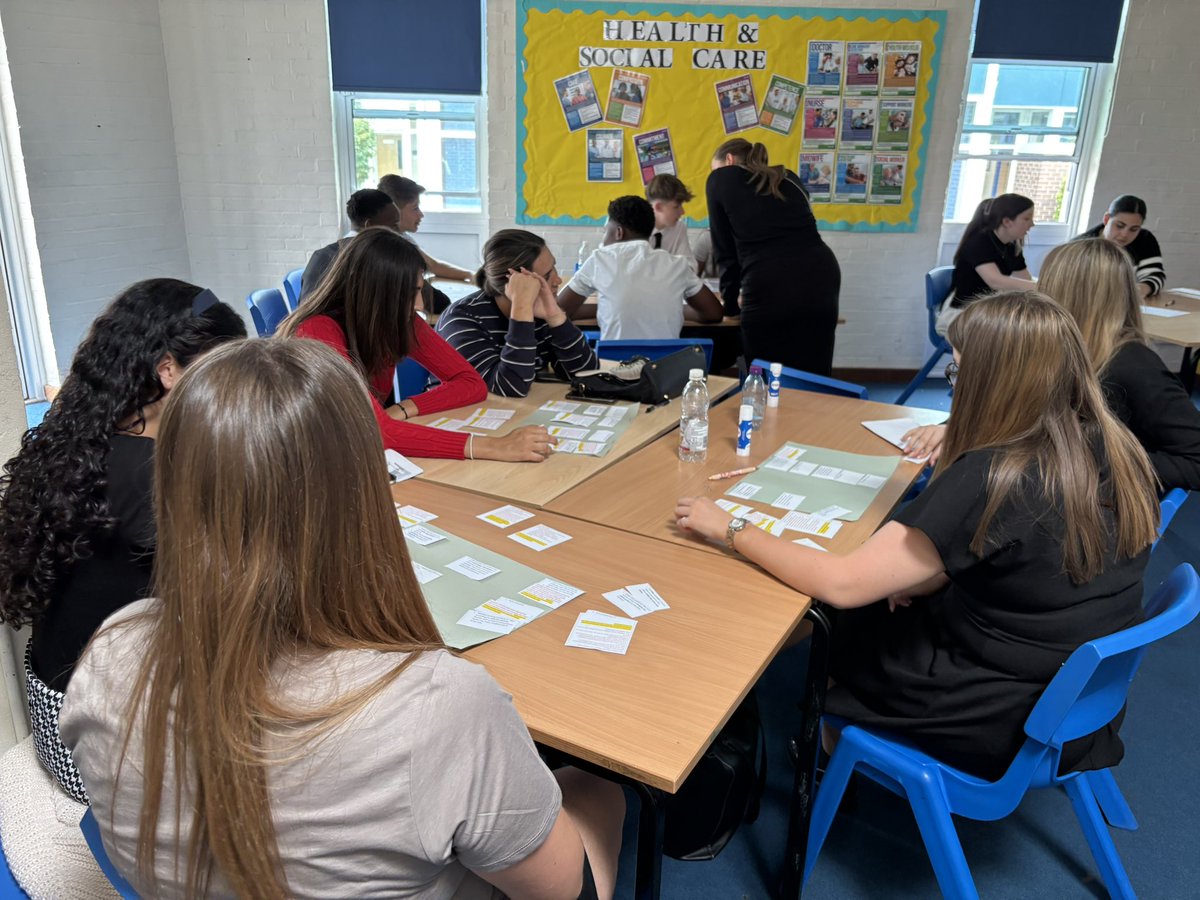Year 11 students recently got to experience an exciting taster lesson for our new A Level Sociology course at <a href="/RBAcad/">Robert Barclay Academy (RBA)</a> 😊 Students enjoyed analysing inequality and sociological research. Well done Sociologists - looking forward to September! 😊