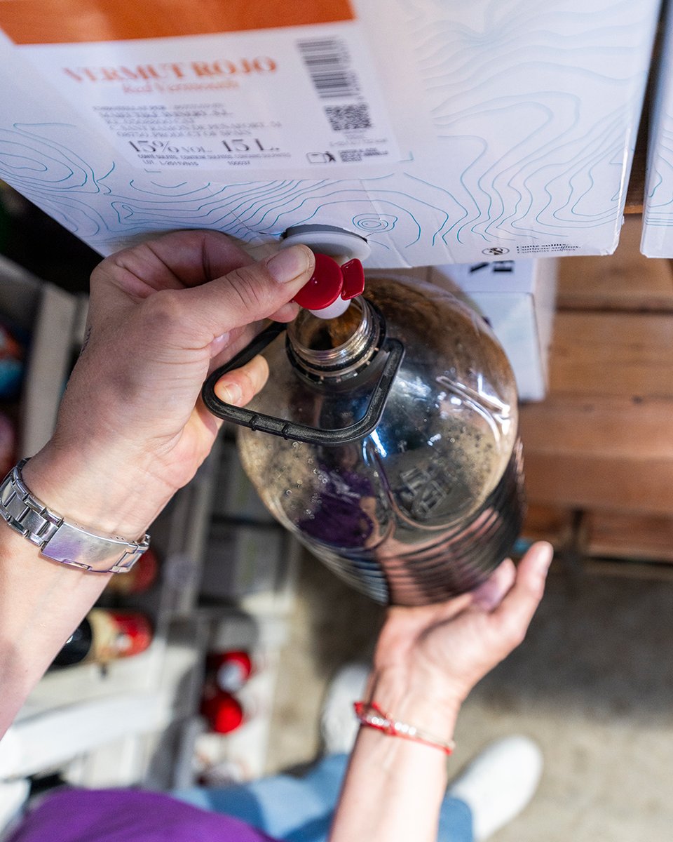 cooparbequina's tweet photo. Dissabte de vermutet... i si voleu el millor, el tenim a l'agrobotiga!
T'omplim la garrafa del millor vermut, moscatell, vi ranci o vi de la casa! 🍇👌 https://t.co/3SQBRzdmbp