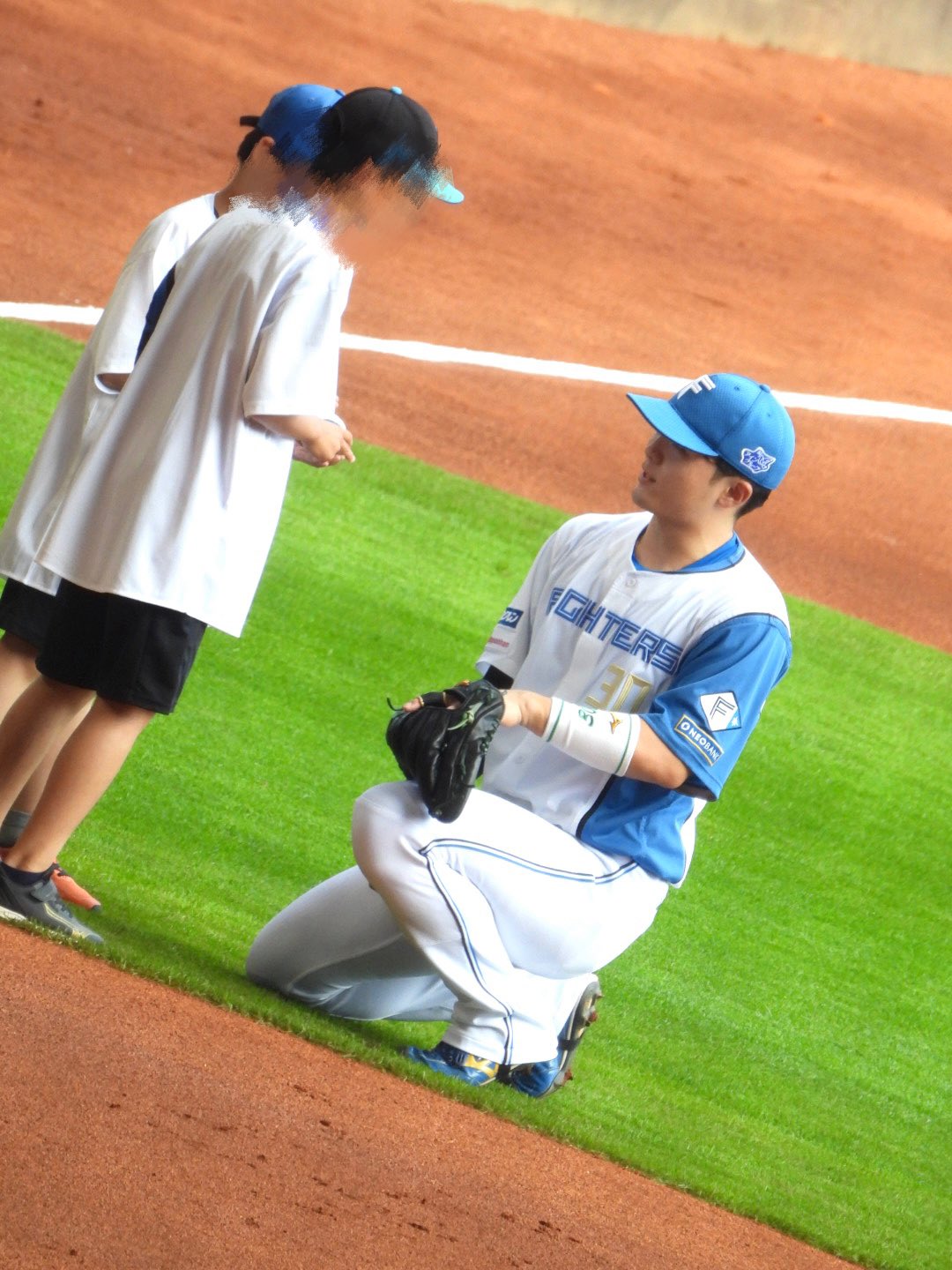 日本ハム】郡司裕也が絶妙なセーフティーバントを決めて阪神才木