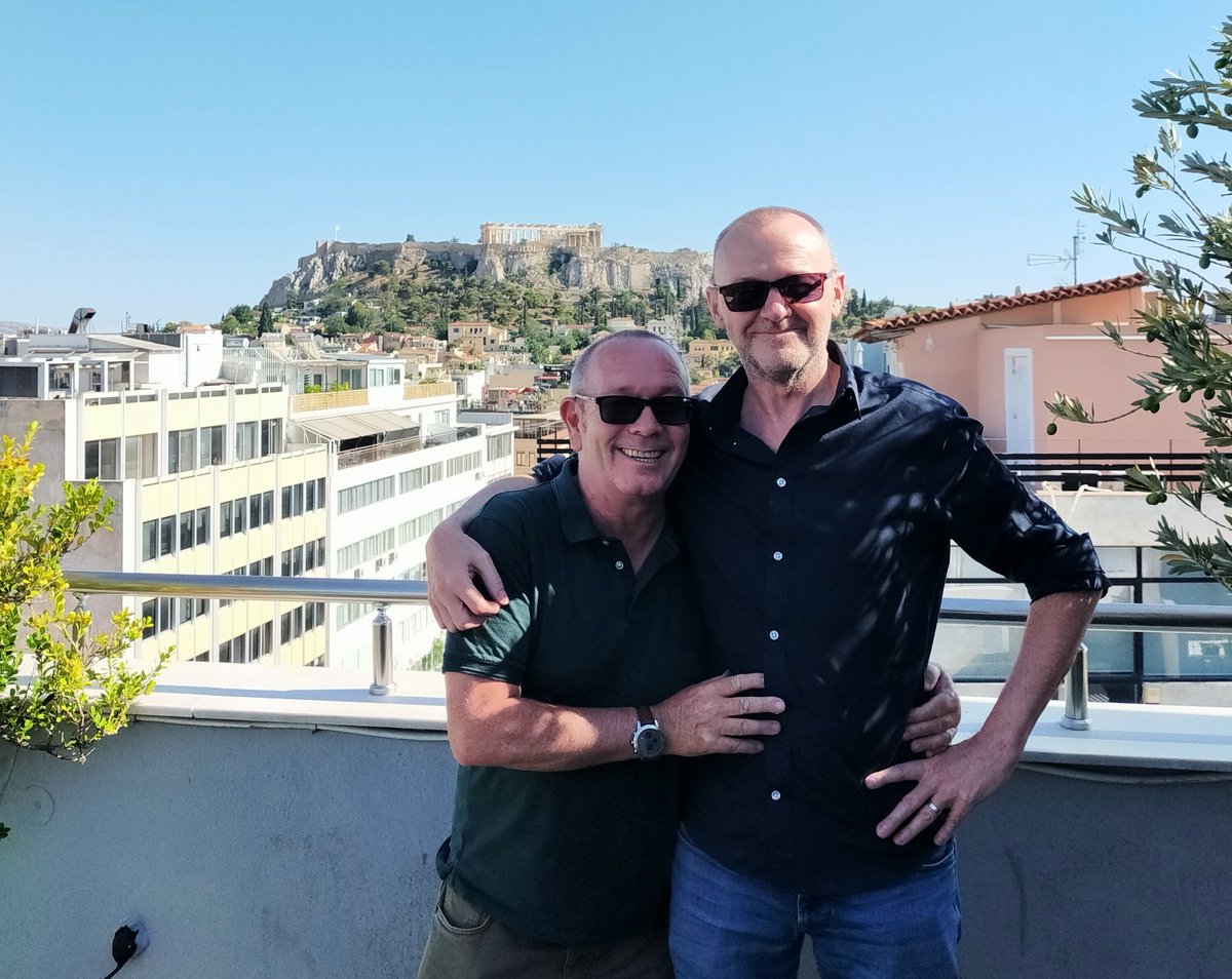 Most welcoming of all was the intimate rooftop bar with its truly amazing views. Our delightful barmaid gave us last orders on the house. Yamas! perkingthepansies.com/2025/07/05/pos…