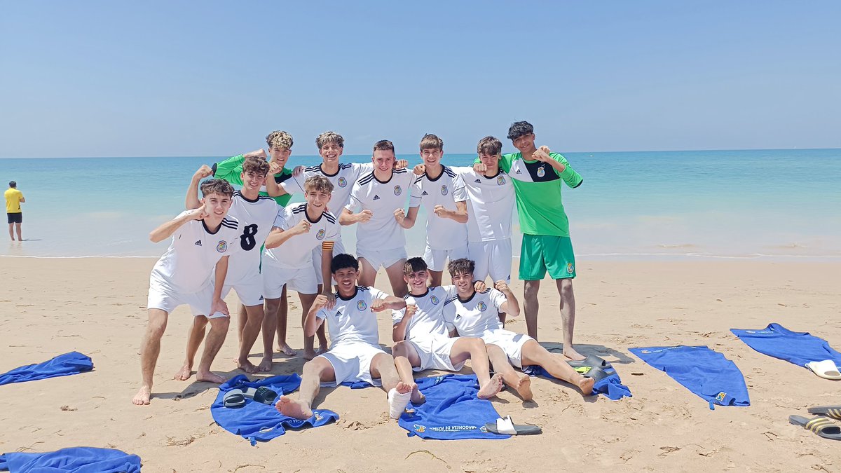 AitorPardo78's tweet photo. ¡Qué manera de disfrutar y competir! Cerramos nuestra participación en el #CESA #FutbolPlayaRFEF de #Cadiz Sorprendente el nivel deportivo de nuestros chicos que en lo humano han sido 🔝 @futbolaragon https://t.co/Do5P0p8pPH