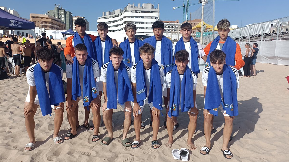 AitorPardo78's tweet photo. ¡Qué manera de disfrutar y competir! Cerramos nuestra participación en el #CESA #FutbolPlayaRFEF de #Cadiz Sorprendente el nivel deportivo de nuestros chicos que en lo humano han sido 🔝 @futbolaragon https://t.co/Do5P0p8pPH