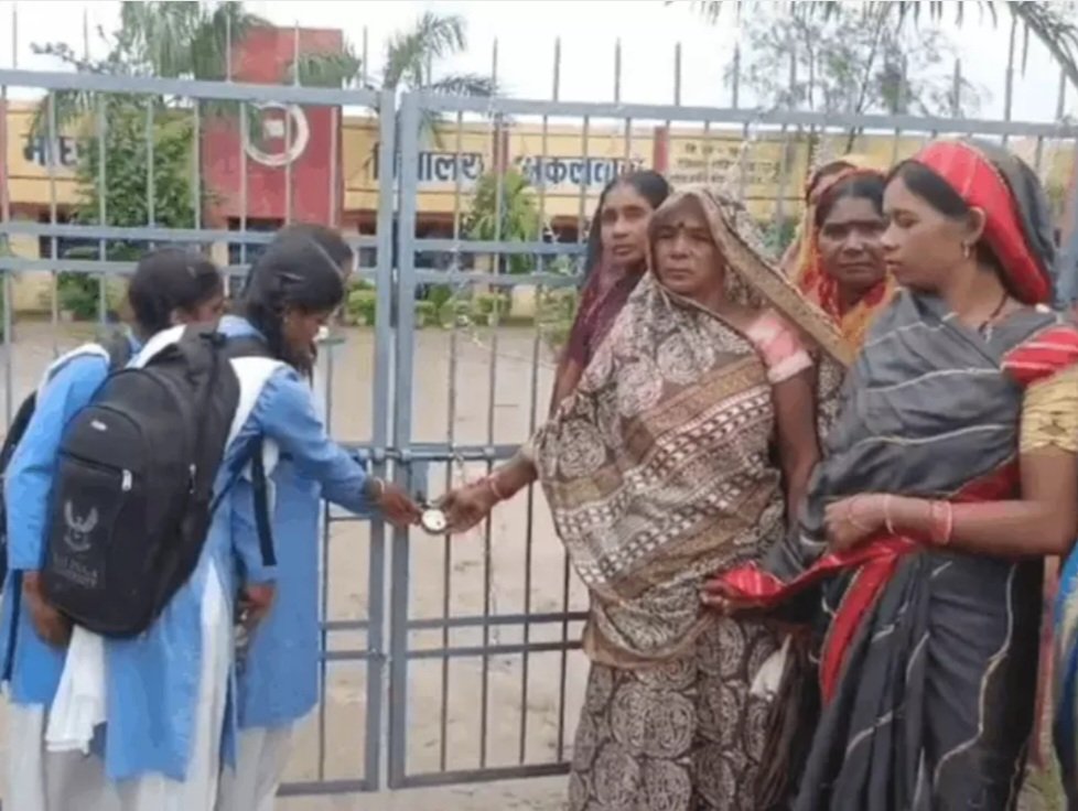 गरियाबंद जिले के अकलवारा हायर सेकेंडरी स्कूल का प्रिंसिपल छात्राओं को अश्लील इशारे ओर बैड टच करता था,
विरोध करने पर उसमें चार छात्राओं को फेल कर दिया, जांच में आरोपों पुष्टि हुई है,
मामले में कार्रवाई नहीं होने पर छात्राओं और परिजनों ने आज यानी 5 जुलाई को स्कूल में ताला लगा दिया।