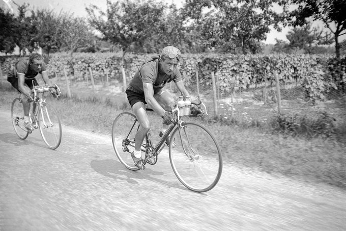 Miroir2Cyclisme's tweet photo. C'était le plus ancien porteur du maillot jaune encore en vie. Jacques Marinelli nous a quitté hier 4 juillet à l'age de 99 ans (au même age que Raphael Géminiani et presque le même jour) 🕯️
#JacquesMarinelli #maillotjaune #TDF1949 #cyclisme #cycling #ciclismo
https://t.co/VrRHsFOnxo