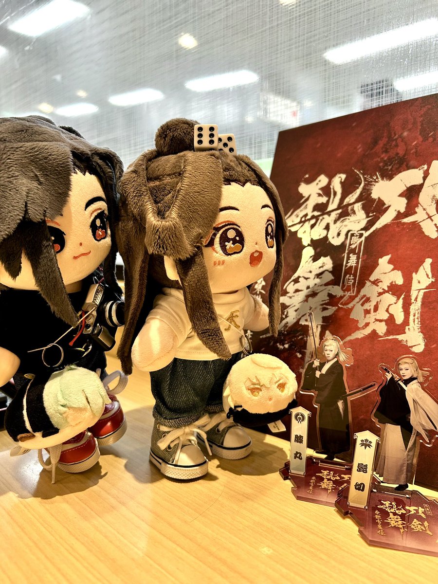 🐍：歌舞伎本丸の兄者も
         じつに麗しいのだ✨（ｴｯﾍﾝ）

この薄緑の子、キリッとしたイケメンなんだけど
お兄ちゃん大好きで「兄者ぁ 兄者ぁ」言ってるし、兄絡みでは『泣いてはないぞ』って言いながら 目を潤ませるんだよ

花城みたいでしょw
#刀剣乱舞歌舞伎