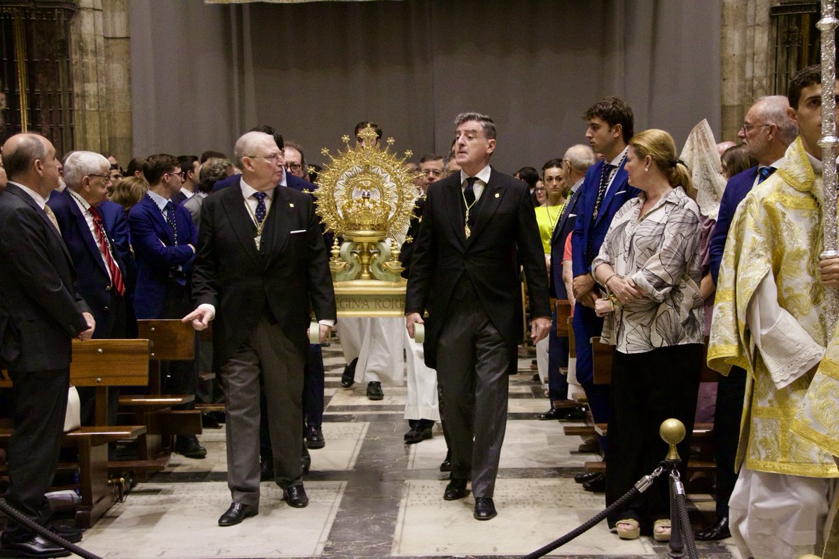 elllamadorcsr (@elllamadorcsr) on Twitter photo El presidente de <a href="/ElConsejoSev/">Consejo HH y CC Sevilla</a> el de la <a href="/hdadmatrizrocio/">Hermandad Matriz Almonte</a> el comisario de la coronación <a href="/Hdad_Redencion/">Hermandad de la Redención</a> y un niño del centro de apoyo de autismo portan la corona de la Virgen del Rocío 📸<a href="/VMEspinosaPons/">Victor M. Espinosa</a> El presidente de <a href="/ElConsejoSev/">Consejo HH y CC Sevilla</a> el de la <a href="/hdadmatrizrocio/">Hermandad Matriz Almonte</a> el comisario de la coronación <a href="/Hdad_Redencion/">Hermandad de la Redención</a> y un niño del centro de apoyo de autismo portan la corona de la Virgen del Rocío 📸<a href="/VMEspinosaPons/">Victor M. Espinosa</a>