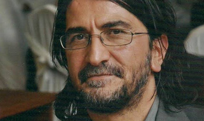 Nihat Genç’i kaybetmek…

Bu kadar yüzsüz, ahlaksız, omurgasız insan kalabalığının arasında, mangal gibi yüreğiyle dimdik duran bir vatan evladını kaybettik…
Eksildik… Hem de çok eksildik.

“Nasıl bilirdiniz?” diye sorduklarında, hiç düşünmeden, gönül rahatlığıyla;
“Namuslu,