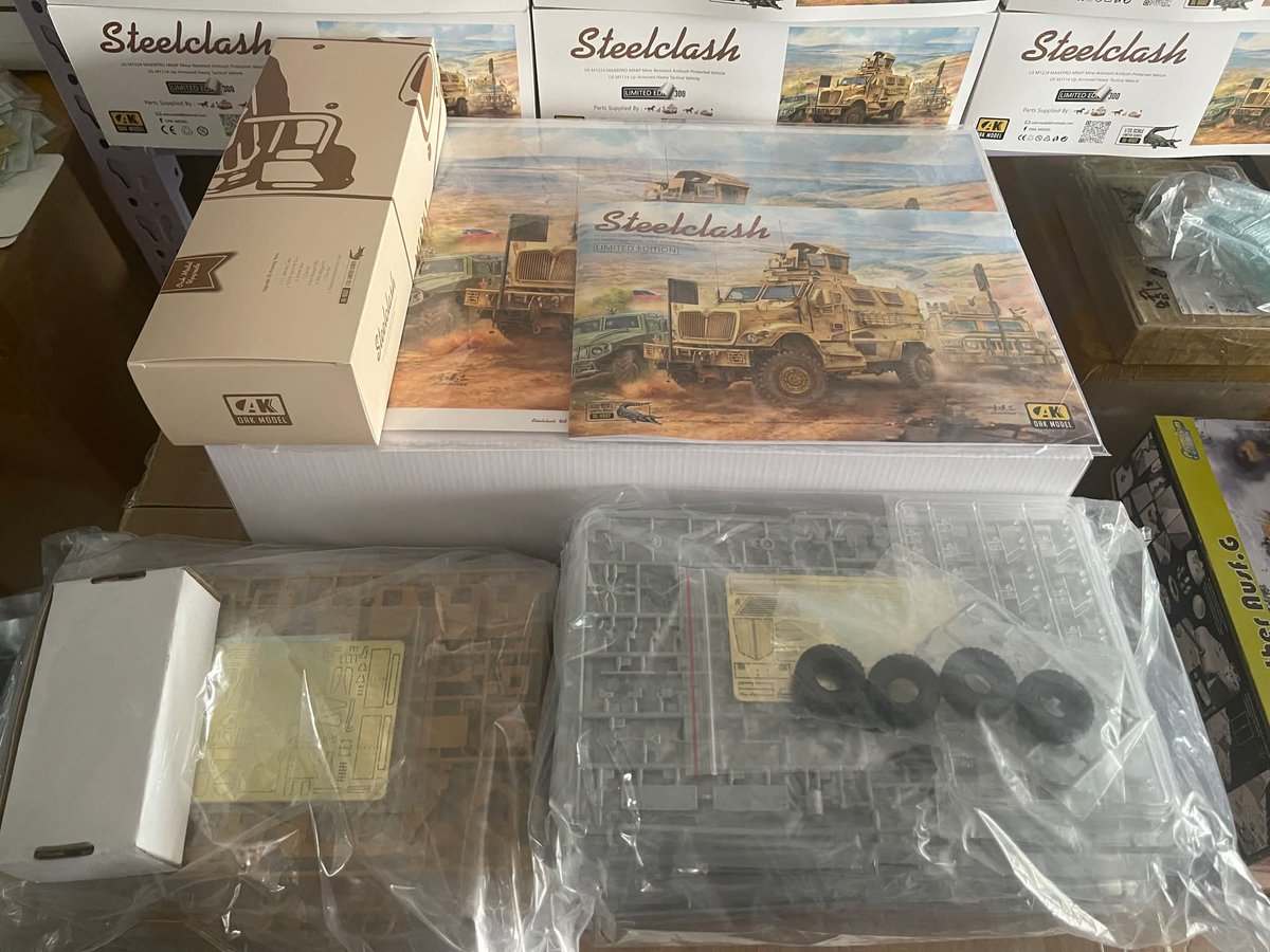 ModelscaleBrig1's tweet image. Haufenweise Spritzlinge in der Box für 2 Fahrzeuge. Mega