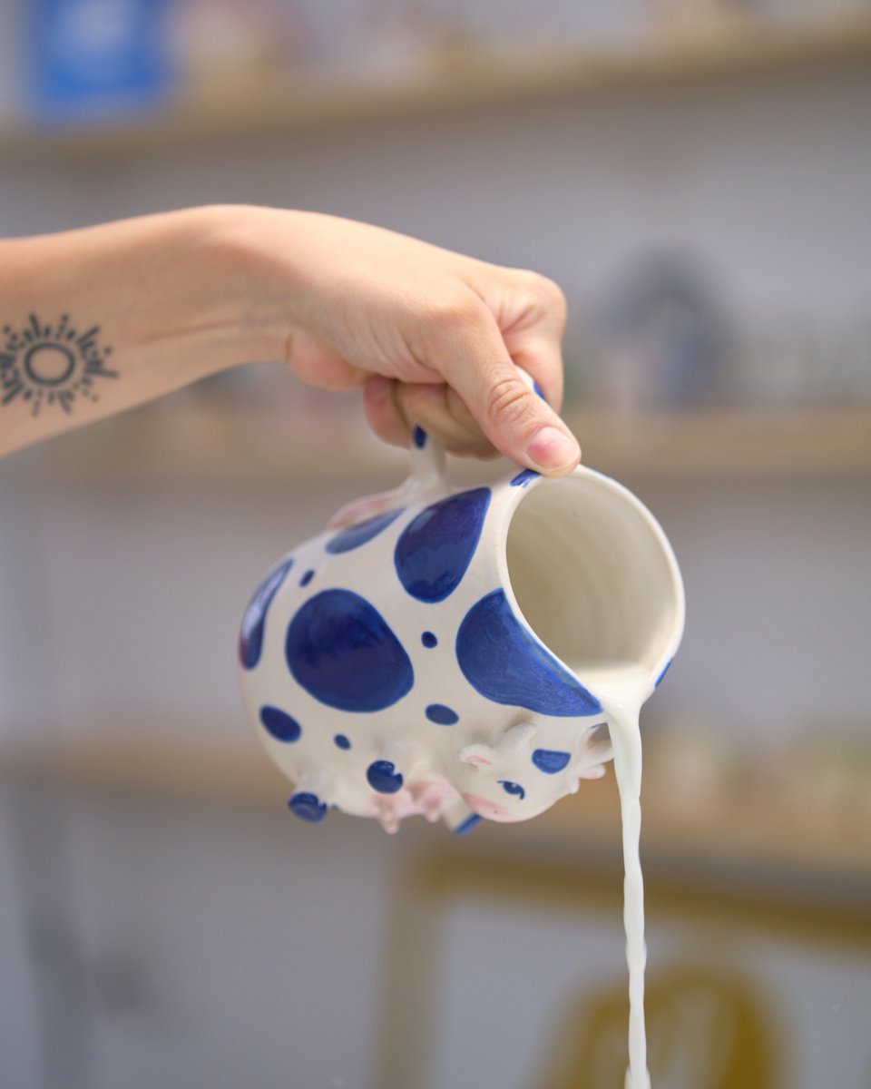 𝗦𝗢𝗥𝗧𝗘𝗔𝗠𝗢𝗦 7️⃣ 𝗩𝗔𝗖𝗔-𝗫𝗘𝗥𝗥𝗜𝗡̃𝗔𝗦 🐮✨

En #Deleite seguimos apostando pola creatividade galega, polo que esta semana sorteamos sete xerras artesanais con forma de vaca, deseñadas pola artista ceramista Abi Castillo ☺️

Participa cun RT e seguindo esta conta 💫