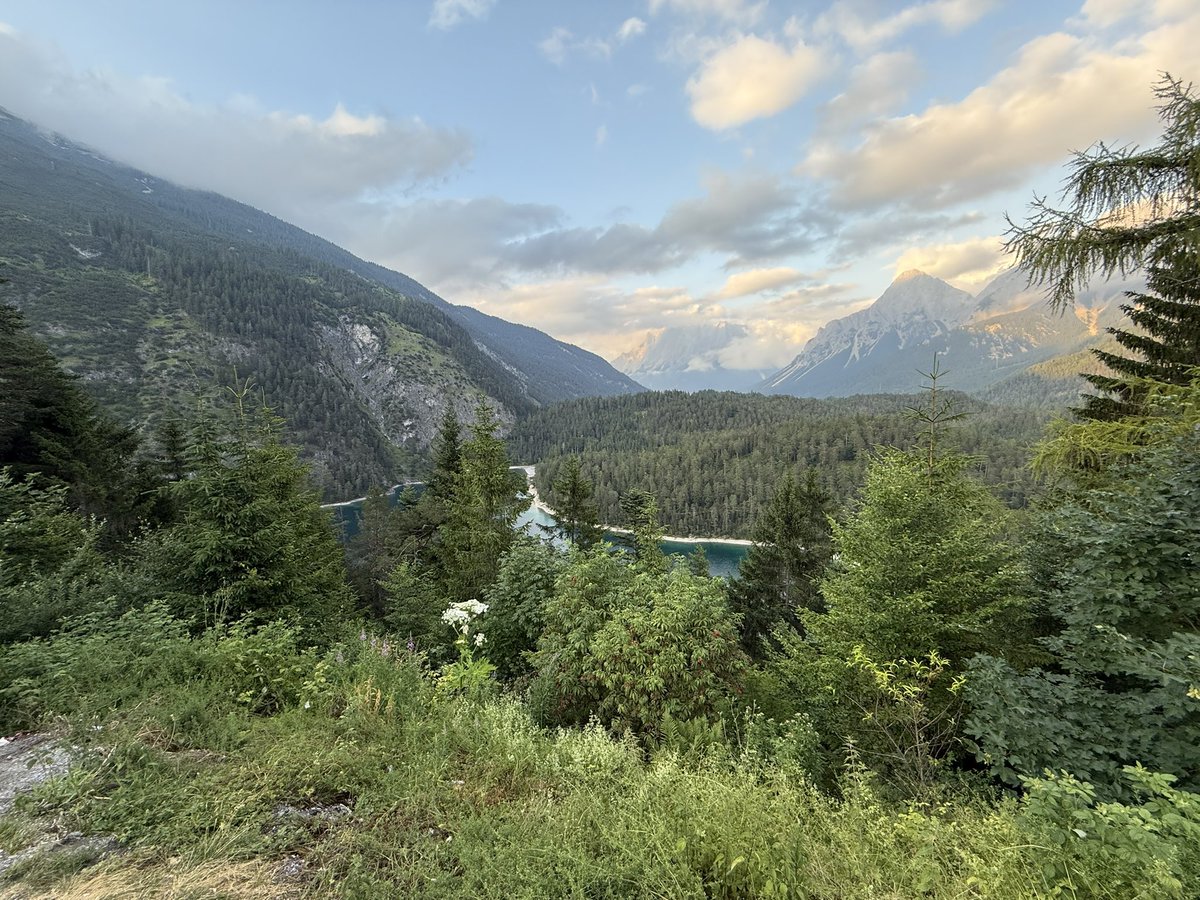 Heute spielen wir mit Fire bei den Innsbruck Tirol Raiders. Die Landschaft ist schonmal wunderschön.