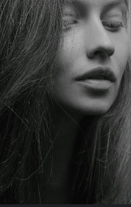 Si pudieras ver las grietas bajo mi piel........me abrazarias sin parar.