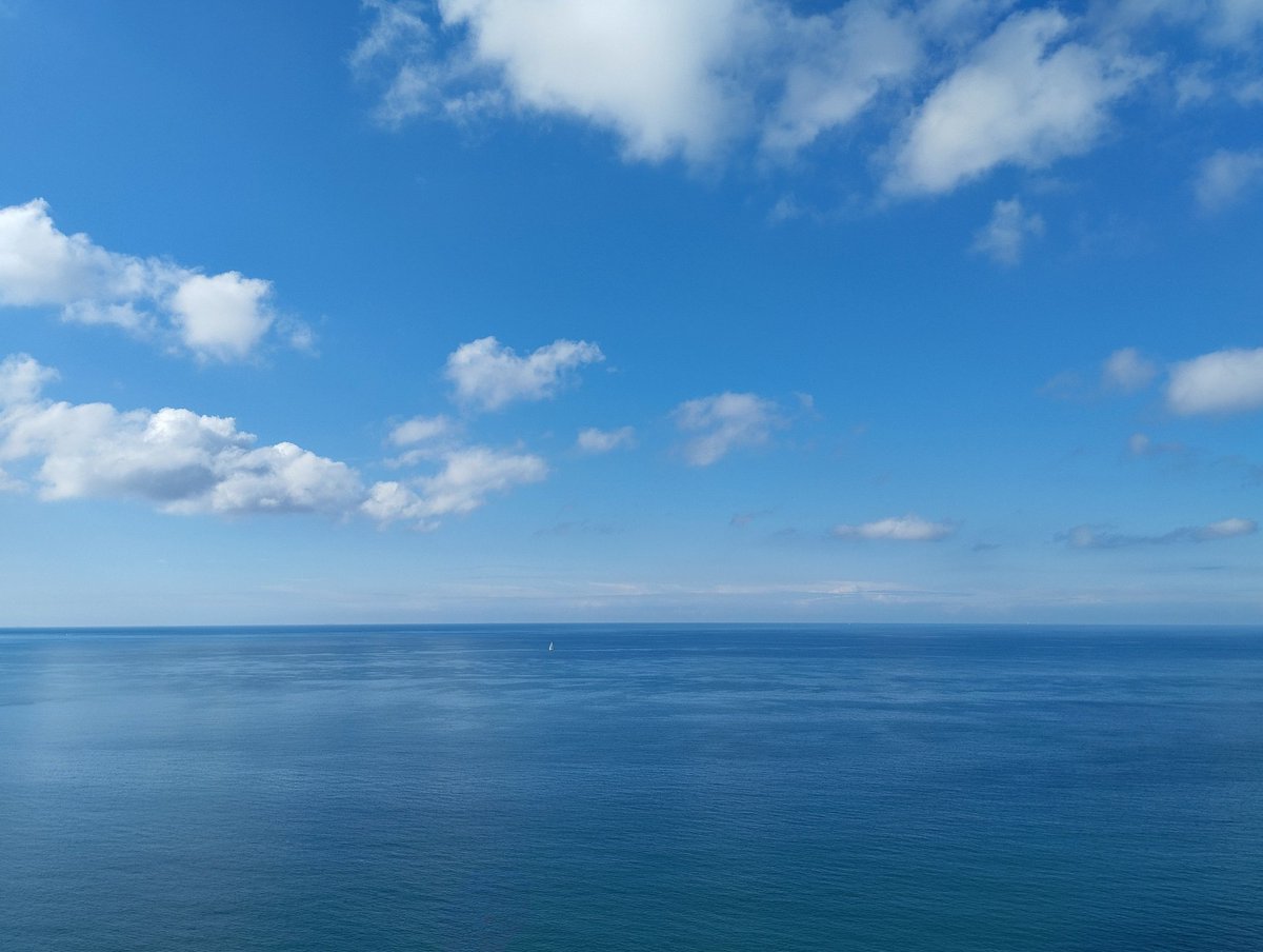 Je ne pourrais pas vivre 
loin de la mer
du silence ou du fracas
des horizons follement bleus
ou noyés dans la brume 
des plages désertes l'hiver
des marées changeantes
pleines de haut pleines de bas
Je ne pourrais pas vivre 
loin de la mer 
qui sait tout de moi