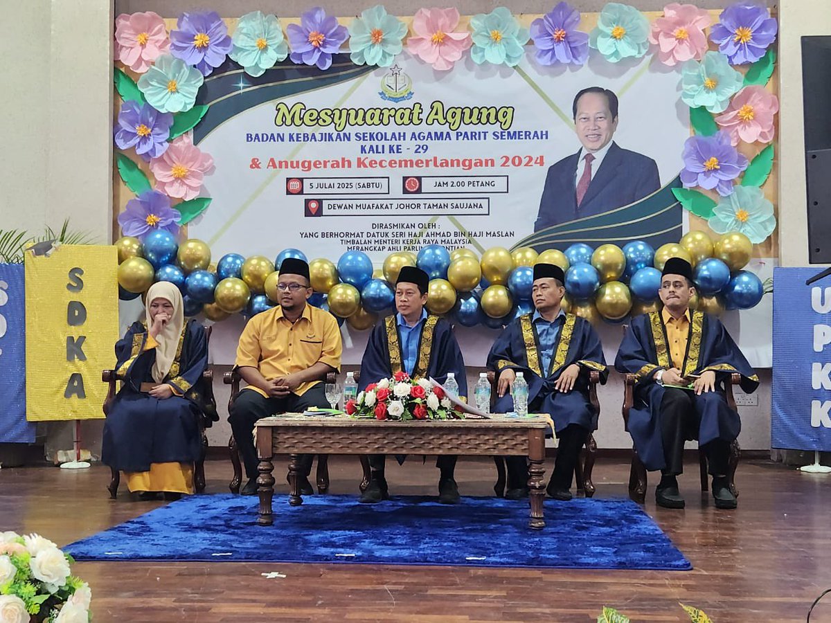 Mesyuarat Agung Badan Kebajikan &amp; Hari Anugerah Kecemerlangan Sekolah Agama Parit Semerah, #Pontian.

Saya tiba dari #Langkawi di Pontian 4.30 ptg, dari sana 12.40 thari. Syukur dapat bersama, sekolah gred A dgn pelajar hampir 1 ribu org, 18 guru. 

Saya luluskan 1 dewan terbuka.