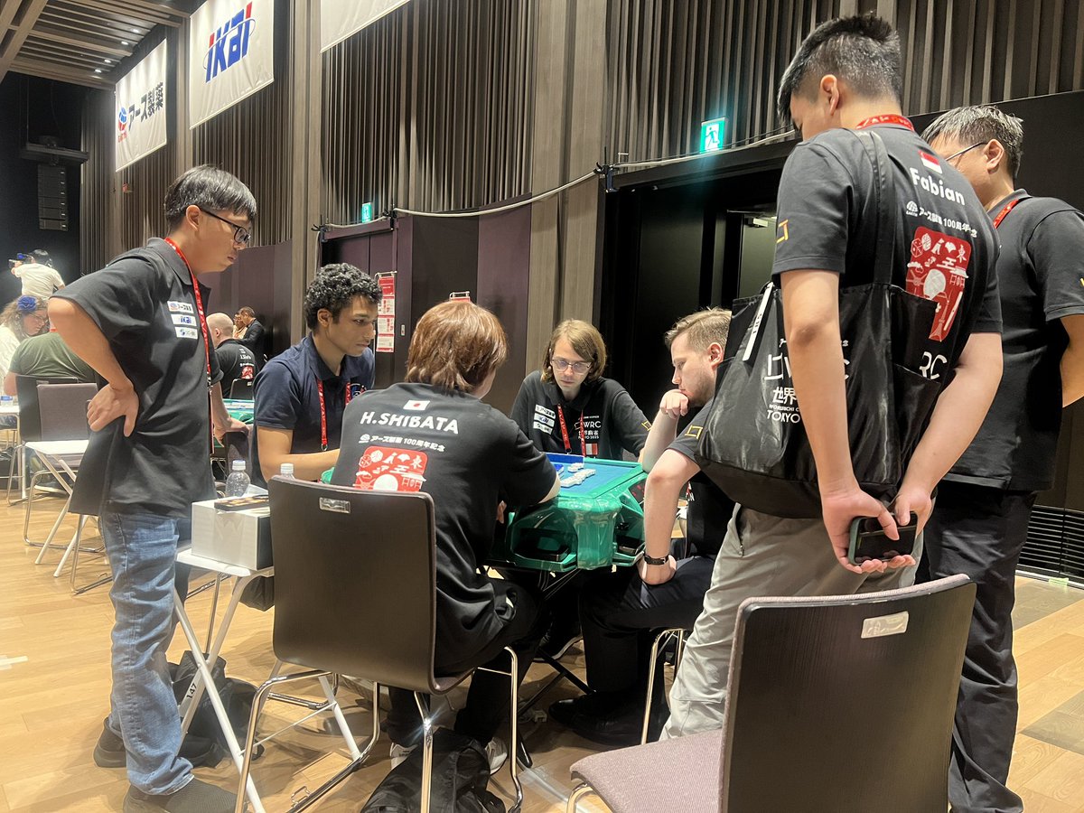 海外選手に麻雀を教える
HIRO柴田先生🌏

先生の講義を聞きにどんどん海外選手が集まってきました！！！

 #アース製薬100周年記念世界麻雀TOKYO2025