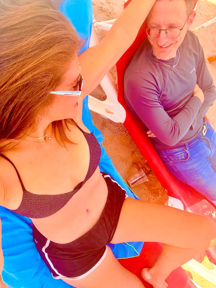 עם אהובתי המושלמת בחוף מציצים. מחכים לכם.ן בכל חופי ת"א יפו. יש שמשיות וכסאות בשפע. אין על הים שלנו.