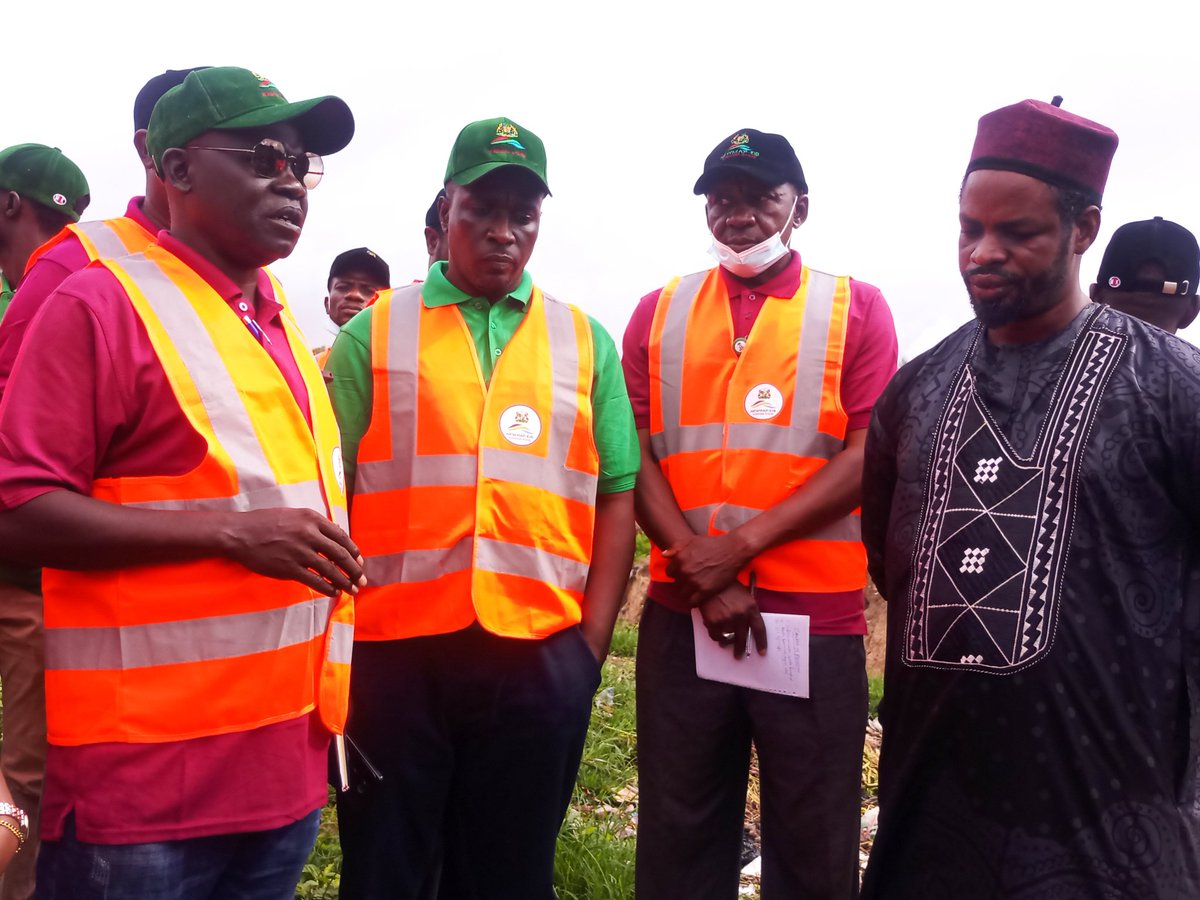 Engr. Anda Ayuba Yalaks, National Project Coordinator of NEWMAP-EIB, and Mr. Gideon Sachi, Kaduna Project Coordinator, on Saturday led a delegation comprising the FPMU and SPMU to assess gully erosion sites in Kaduna State, specifically in Unguwar Barde Sabo-Tasha, Chikun LGA