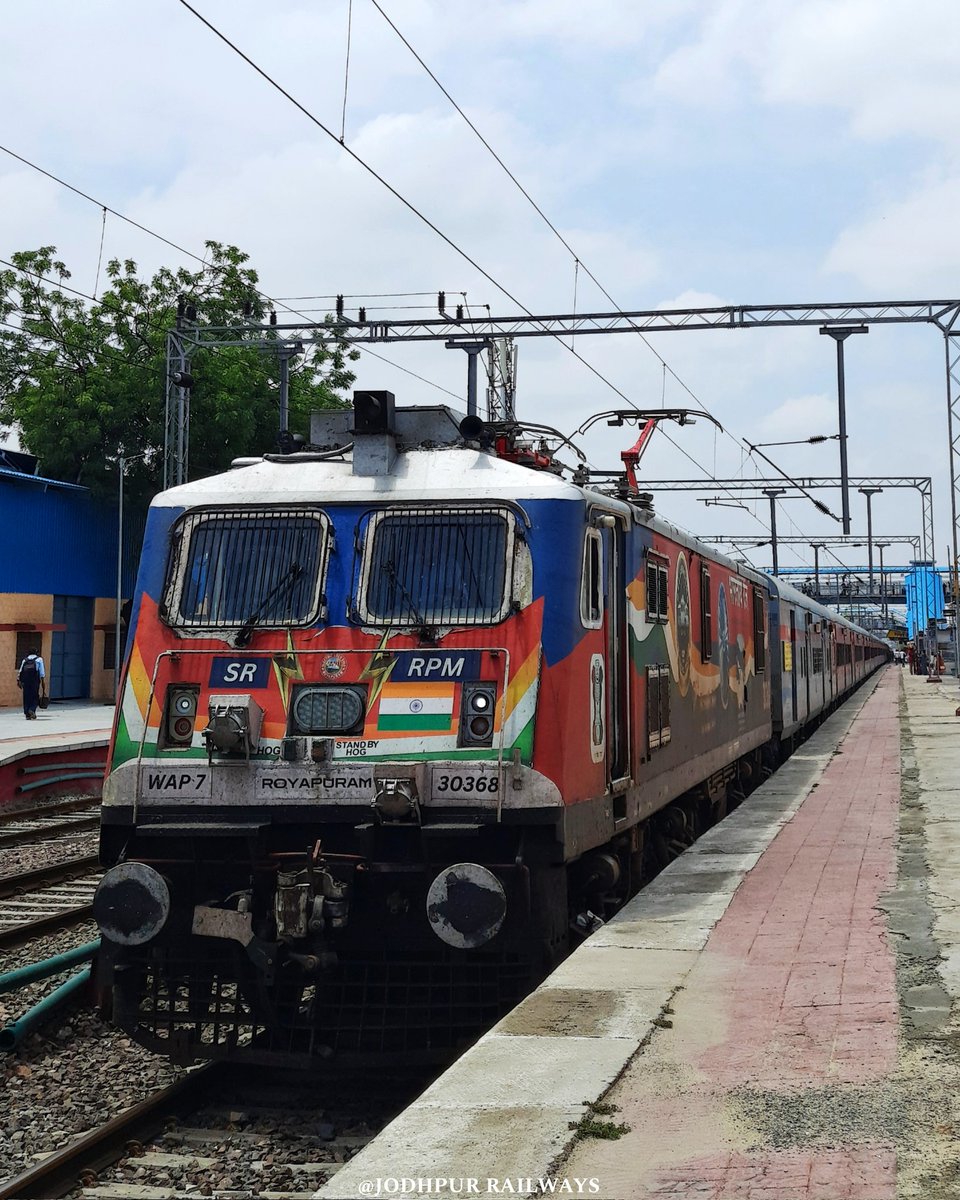 jodhpurrailways's tweet photo. Chennai Central - Bhagat ki Kothi with Special WAP7 🔥

Republic Day themed 30368 RPM WAP7 with 20625 MAS BGKT Sf Express 🇮🇳

#IndianRailways @NWRailways @GMSRailway @RailMinIndia https://t.co/9gcbCcTQGL