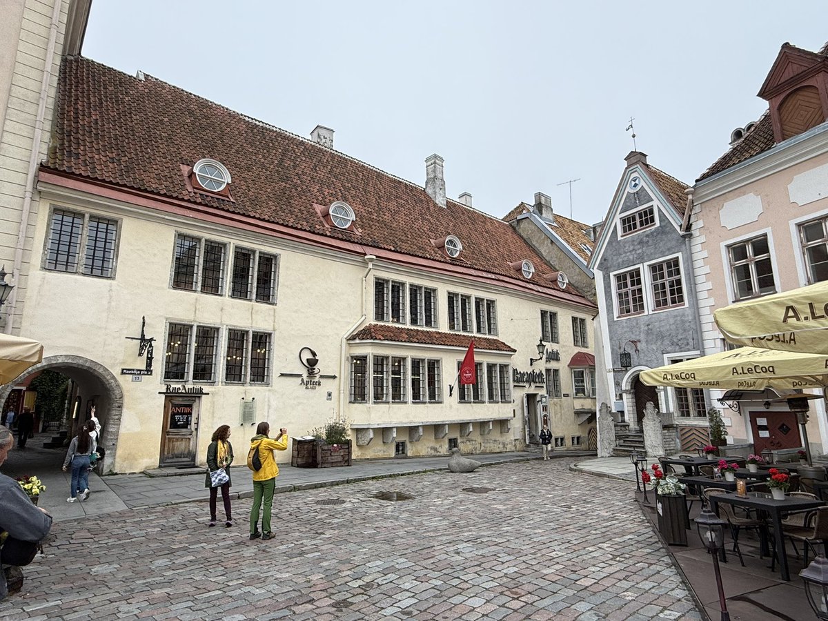 EmmanuelMignot2's tweet image. Où est la plus ancienne pharmacie en activité en Europe ? A Tallinn 🇪🇪 place de l’hôtel de ville. Son 3ème pharmacien est mentionné dès 1422.