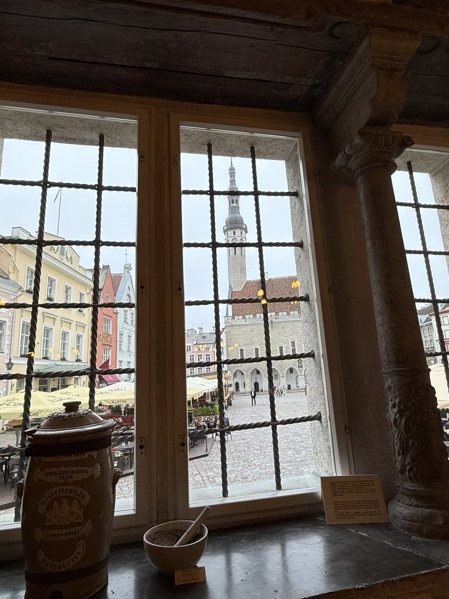 EmmanuelMignot2's tweet image. Où est la plus ancienne pharmacie en activité en Europe ? A Tallinn 🇪🇪 place de l’hôtel de ville. Son 3ème pharmacien est mentionné dès 1422.