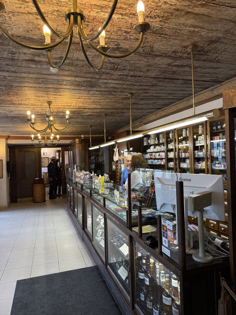 EmmanuelMignot2's tweet image. Où est la plus ancienne pharmacie en activité en Europe ? A Tallinn 🇪🇪 place de l’hôtel de ville. Son 3ème pharmacien est mentionné dès 1422.