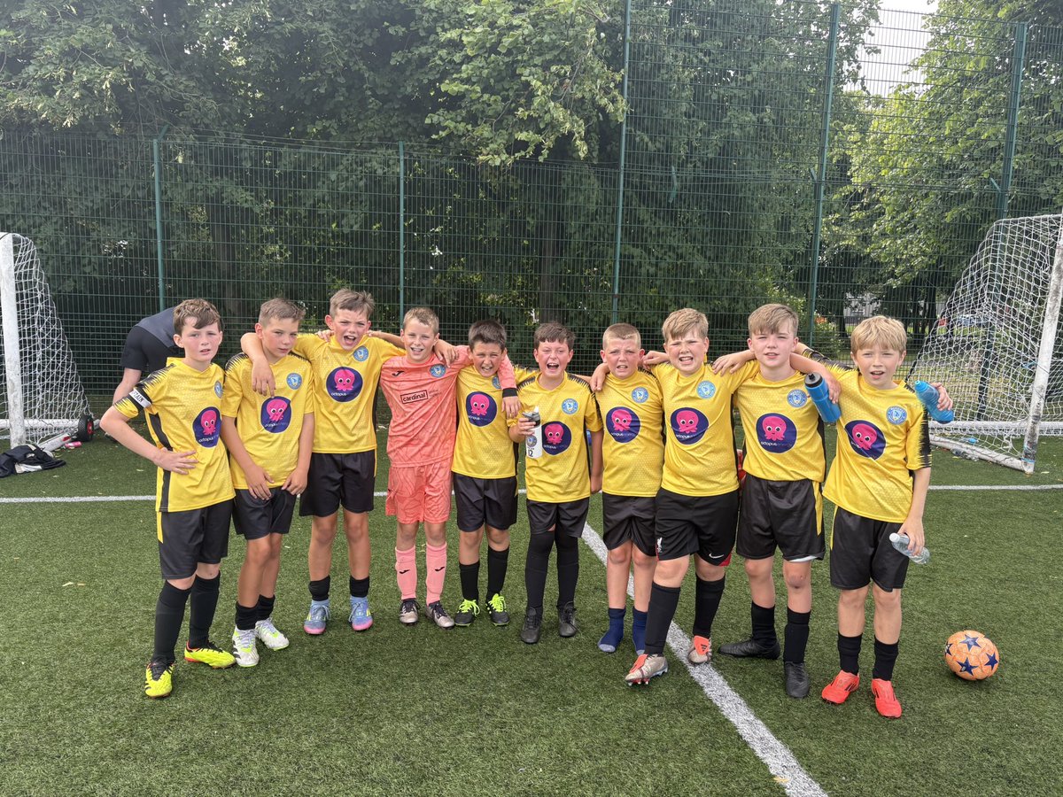 MaghullYellow's tweet image. After last seasons heroics it looks like the boys need a break, very slow start, we asked them to win the 2nd half tho which they did handily.
Goals Jacob D⚽️ Noah⚽️ OG⚽️
Parents 🏆 Michael  
Coaches 🏆 Jacob C 
Both for getting stuck in and giving maximum effort
#maghullyellow