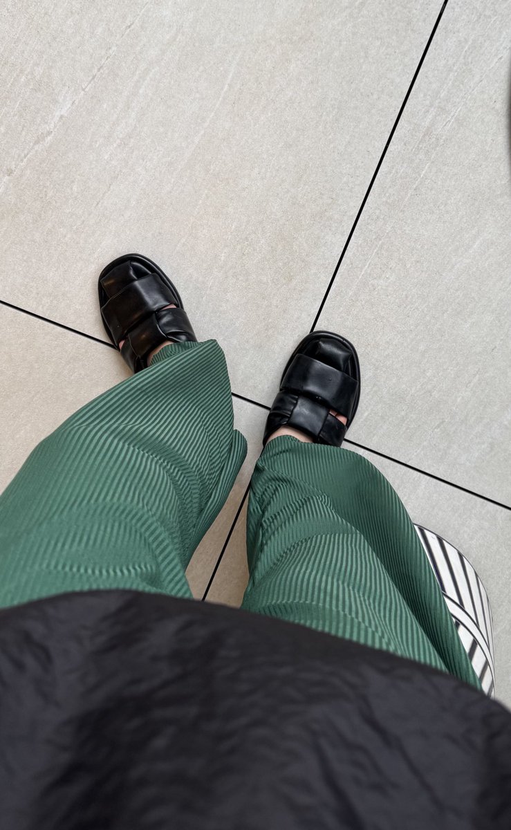 ひょーーー！！このラッシュガードパンツたち、私服としてあまりにも有能❤️‍🔥🙌🏻とくにこの、白と黒だけカラバリ存在する、なみなみ模様がとっっっても高見えするわ👀 日焼け止めいらず、シワにならない、涼しい！こりゃもう制服！2個買いした！