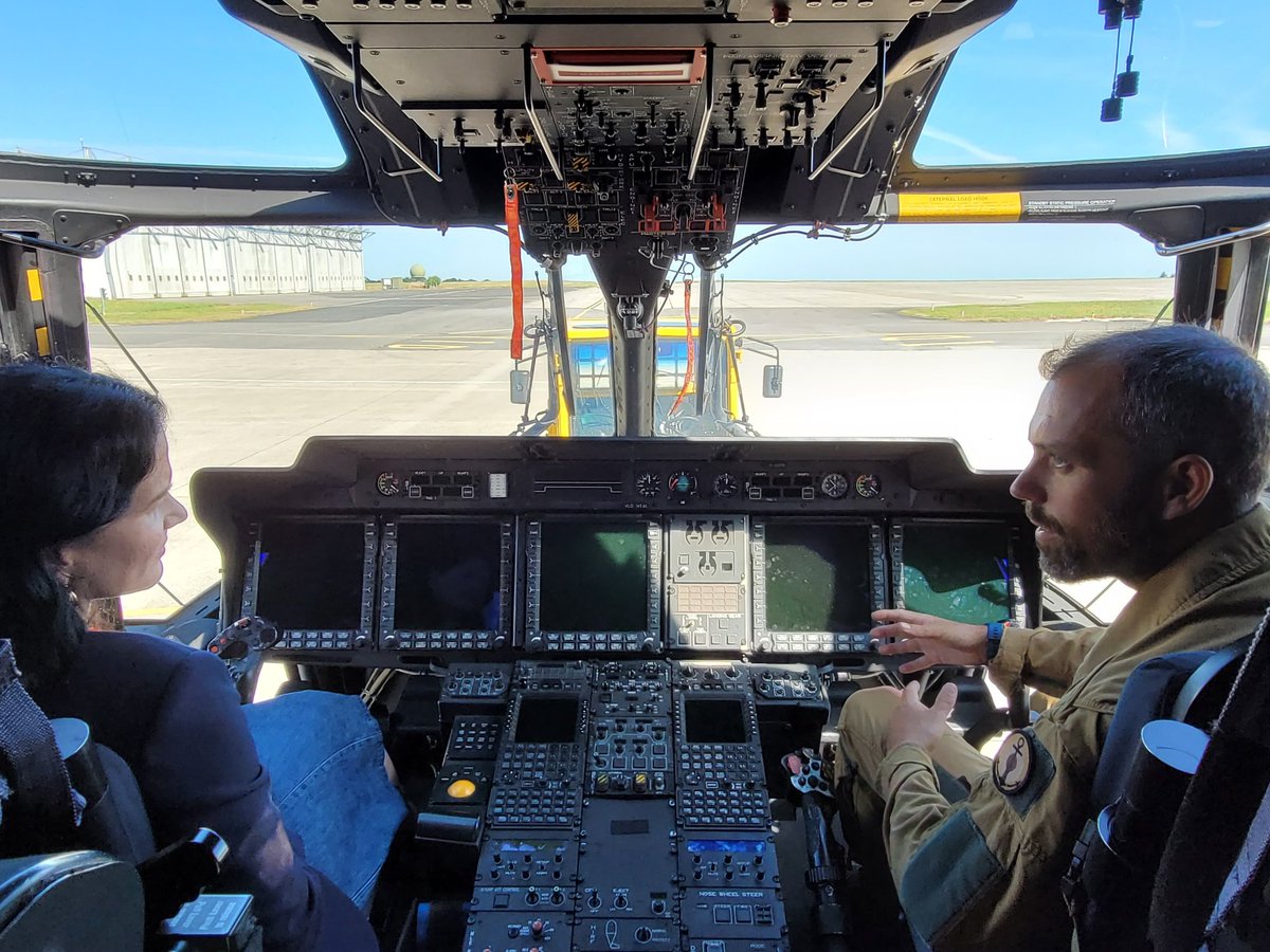 Mel_Thomin's tweet image. 🚁⚓ Visite de la base aéronavale de Lanvéoc-Poulmic en presqu’île de #Crozon : protection de nos sous-marins, lutte anti sous-marine, contre-terrorisme et protection civile en mer.
🚢⚓ Cette base dispose d’une place centrale dans l’écosystème aéronautique naval français.