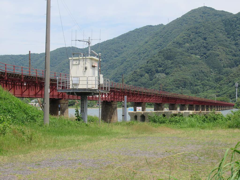 eki_no_mokuroku's tweet image. 【番外編】2025年、由良川橋梁(京都府)
#京都丹後鉄道 /宮津線
日本海に面した由良川河口に架かる由良川橋梁は、明石海峡大橋やレインボーブリッジなどを建設した横河ブリッジの前身・横河橋梁製作所が1923年に竣工した橋長551m、橋脚23基の上路プレートガーダー橋で、土木遺産に認定されています。