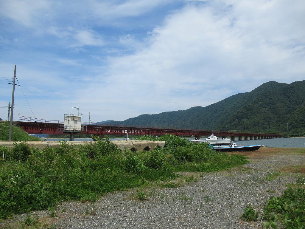 eki_no_mokuroku's tweet image. 【番外編】2025年、由良川橋梁(京都府)
#京都丹後鉄道 /宮津線
日本海に面した由良川河口に架かる由良川橋梁は、明石海峡大橋やレインボーブリッジなどを建設した横河ブリッジの前身・横河橋梁製作所が1923年に竣工した橋長551m、橋脚23基の上路プレートガーダー橋で、土木遺産に認定されています。
