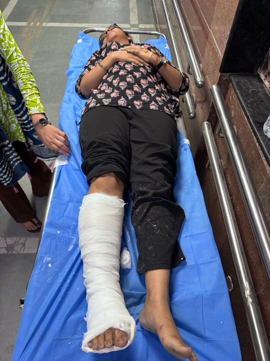 कल शाम All India News की रिपोर्टर सुप्रिया पाठक एवं कैमरामैन श्याम को अवैध अतिक्रमणकारियों ने घेर लिया और उनके साथ हिंसा की। दोनों सीमापुरी बंगाली बस्ती, 200 फुटा रोड के निकट अवैध अतिक्रमण की रिपोर्टिंग करने गए थे। 

सुप्रिया के पैर में फ्रैक्चर हो गया है। दंगाई भीड़ कैमरा-माइक