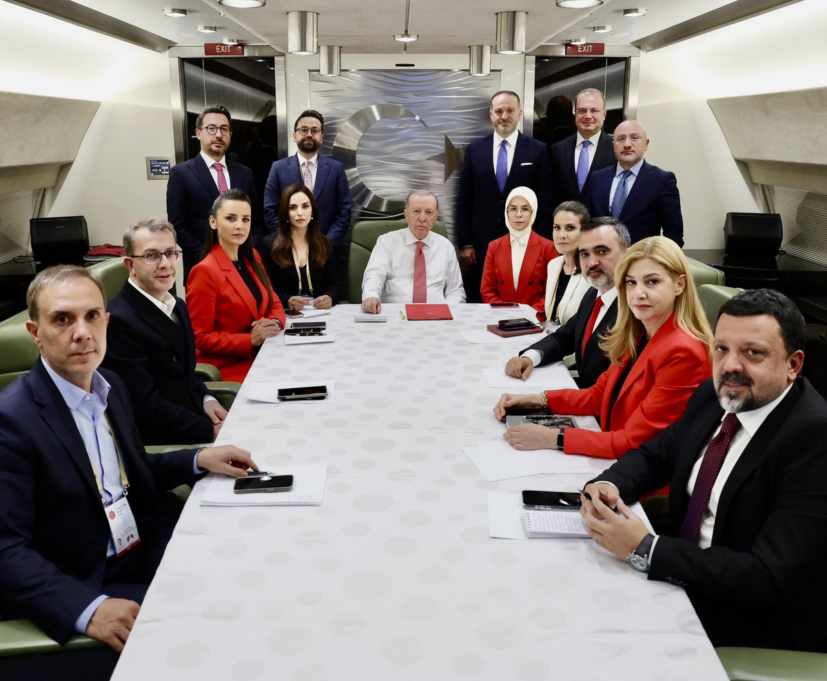 17. Ekonomik İşbirliği Zirvesi vesilesiyle dün Azerbaycan’daydık. Dönüş yolunda Cumhurbaşkanı Erdoğan zirve, Gazze, İsrail, İran  konularında;
iç gündemde PKK’nın silah bırakmasından, belediyelerdeki rüşvet ve yolsıuzluk yargılamalarına  dair  önemli açıklamalarda bulundu.