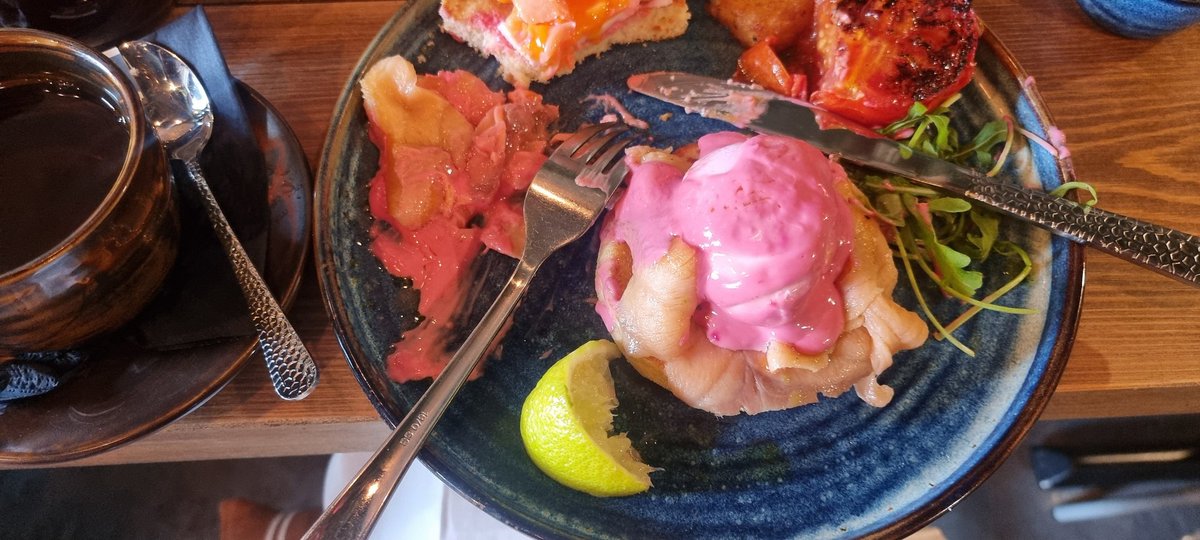 4MissDayana's tweet photo. Was a bit sceptical about the pink hollandaise sauce, which I reckon had some beetroot for colour.
But, in the end, it was a very delicious breakfast.
 
Now it's time for a relaxing SPA day!

Good dasas know how to please me! https://t.co/geGggiJsOv