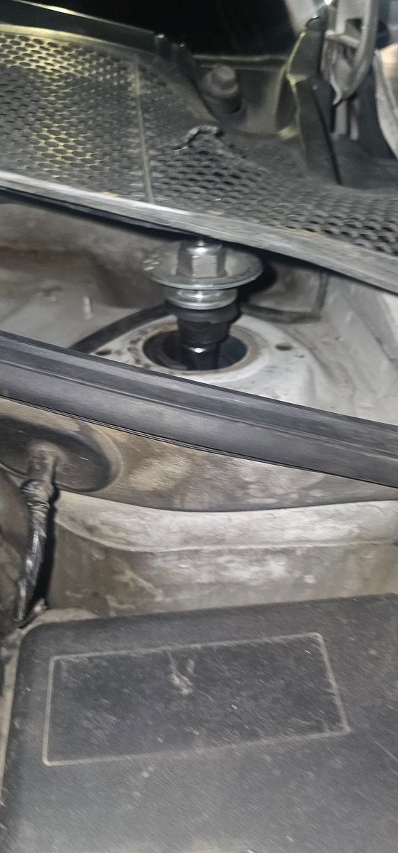 yo1856's tweet photo. Acabo de caer en uno de sus cráteres quien me reparará el carro o a donde tengo que hacer llegar la factura de lo que saldrá arreglarlo @locatel_mx @ClaraBrugadaM https://t.co/TNAy1OT7nv