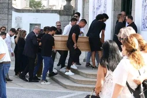 VortexSports360's tweet photo. 🕊️💔 The coffins of Diogo Jota and André Silva have now been taken into the church.

Bells fell silent… replaced by stringed instruments. Emotional scenes unfold as mourners walk in, many with heads bowed. 🤍
This is more than football — this is family.

#RIPJota #YNWA #LFC #VSL https://t.co/8sxQxWIbyg