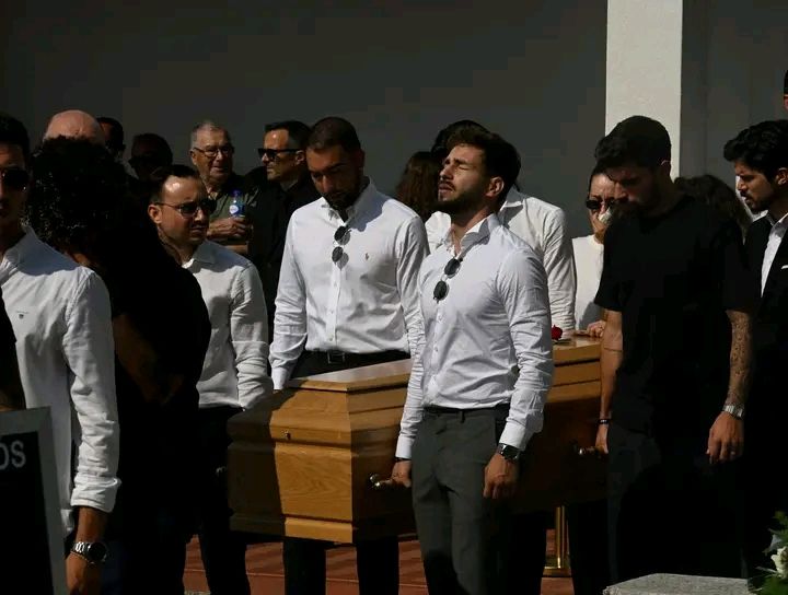 VortexSports360's tweet photo. 🕊️💔 The coffins of Diogo Jota and André Silva have now been taken into the church.

Bells fell silent… replaced by stringed instruments. Emotional scenes unfold as mourners walk in, many with heads bowed. 🤍
This is more than football — this is family.

#RIPJota #YNWA #LFC #VSL https://t.co/8sxQxWIbyg