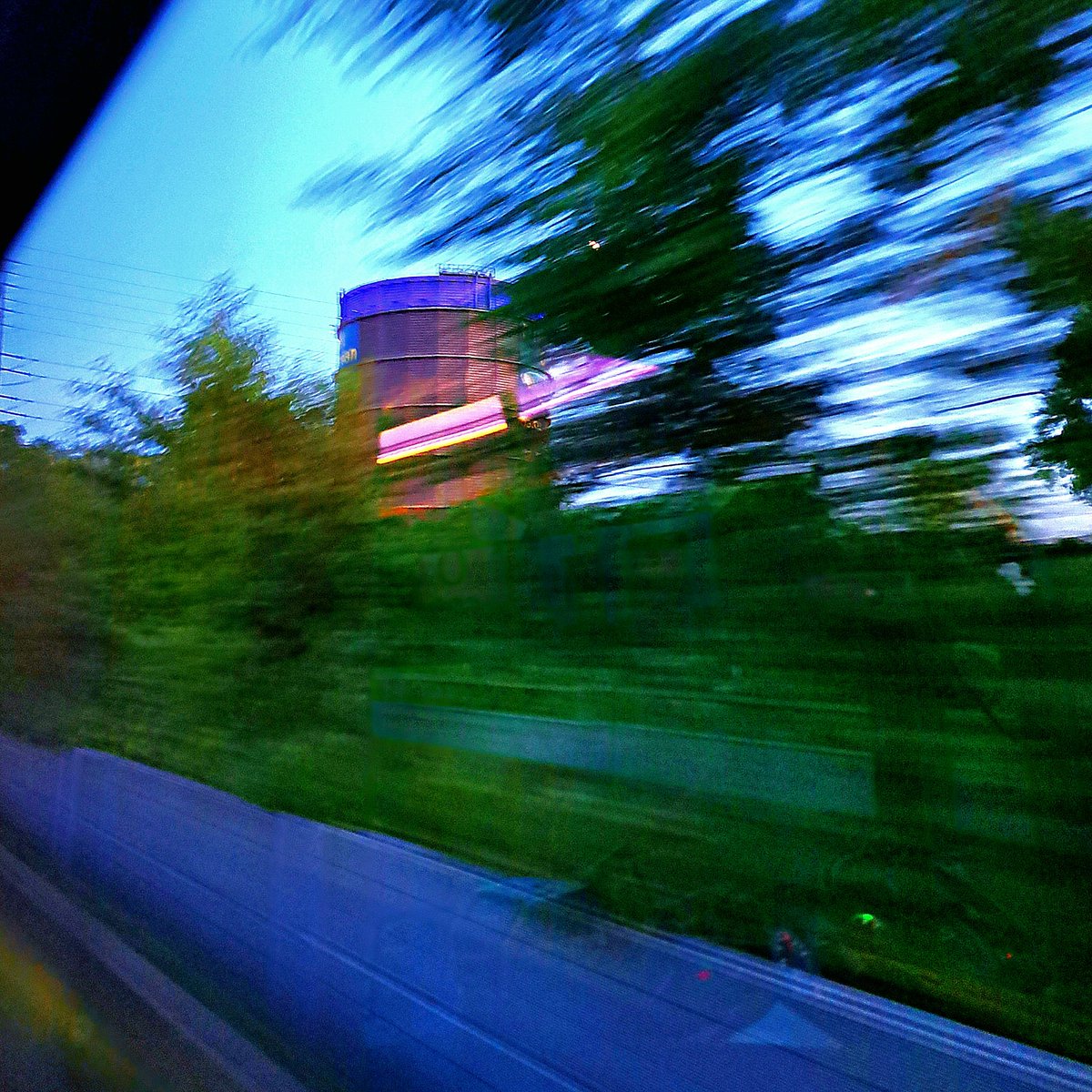 kohlenspott's tweet photo. Gasometer Oberhausen en passant...

#Oberhausen #gasometeroberhausen #enpassant #kohlenspott #Ruhrgebiet #lotharlange https://t.co/60GkjxtB1M