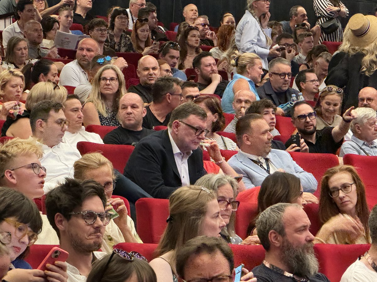 bartkovskym's tweet image. Bilaterální jednání české vlády s USA v Karlových Varech. My jsme dodali Lipavského, Stanjuru a Baxu. USA poslali Michaela Douglase. 2025. Kolorováno.