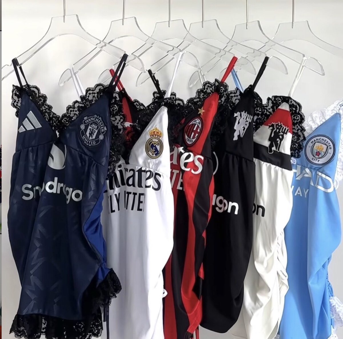 şunu giyip kızın kucağına oturucaksın