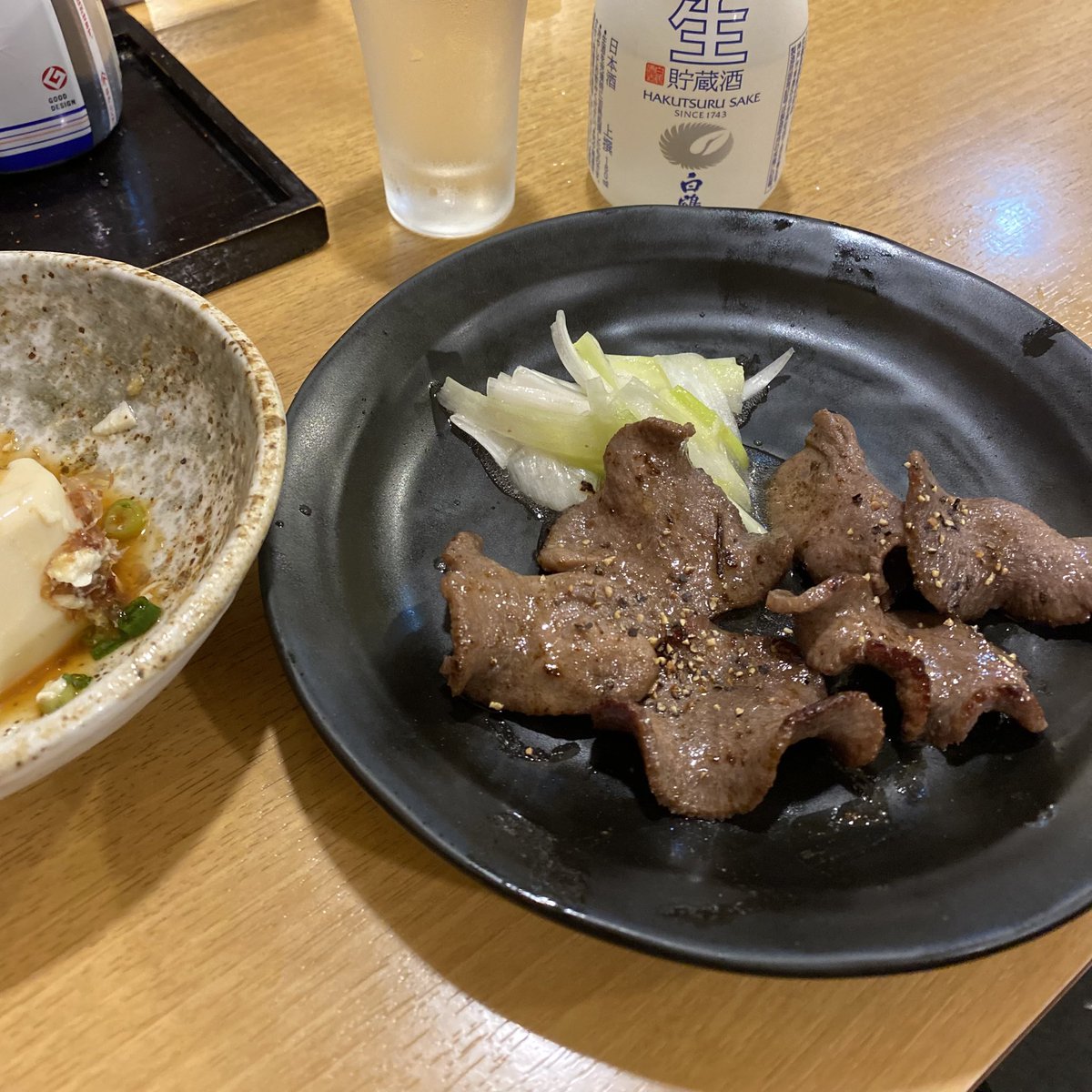 飯テロ！
ボチ呑み居酒屋🏮
牛タン塩焼き
冷やっこ
夜は賑やかで寂しいぞ