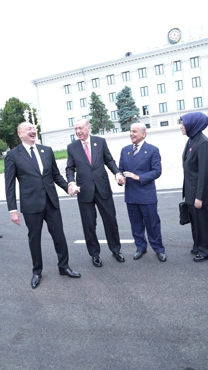 MalikEnaamUllah's tweet photo. PM Muhammad Shehbaz Sharif, President of Turkiye Recep Tayyip Erdogan and President of Azerbaijan Ilham Aliyev holding hands in solidarity showing the strong brotherly ties between the three countries after ECO summit.
#PMShehbazInAzerbaijan
#EcoSummit https://t.co/vZ9DXS0gUN