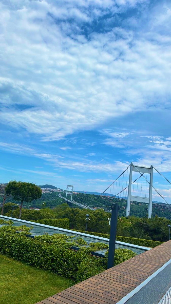 تنظر إلى السماء فلا تجد ماتقوله , فتبتسم لأنك تعلم أن الله يعلم ..🤍