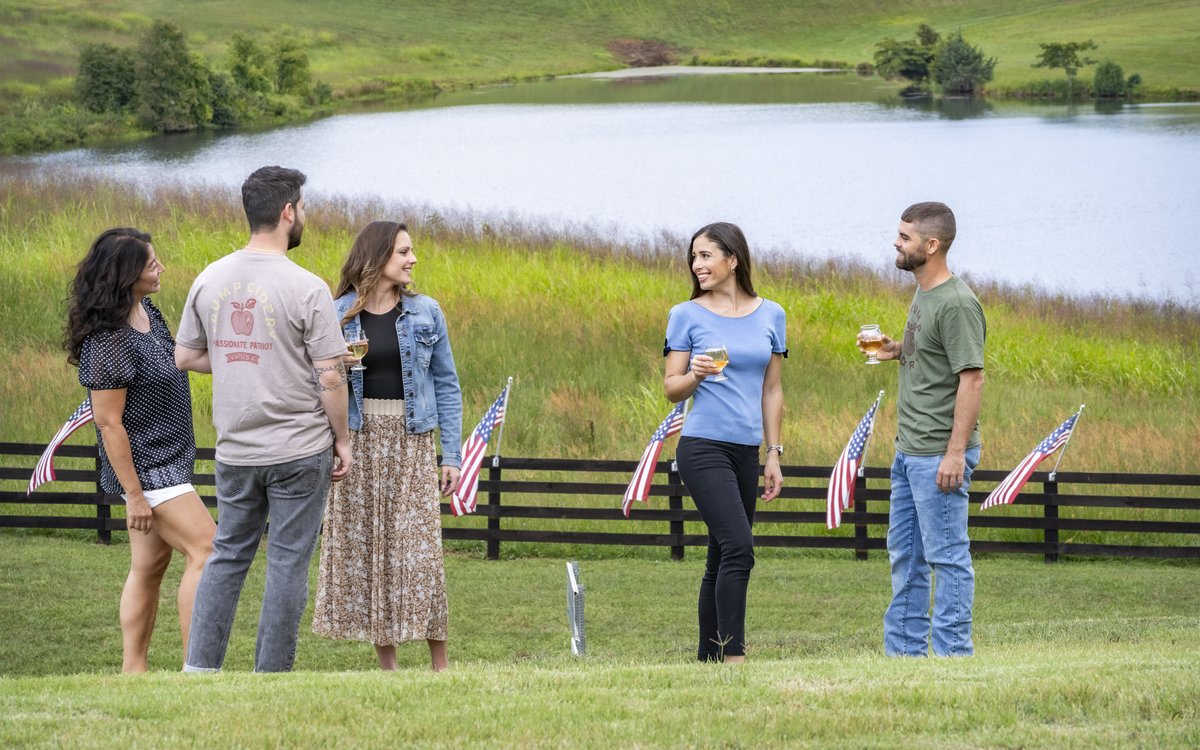 trumpcidery's tweet image. Fourth of July weekend wouldn't be complete without live music! 🎵
Join us today, July 5th, from 1-4pm for refreshing ice-cold ciders, lawn games, and a delicious meal from our seasonal menu. 

#TrumpCidery #July4th  #Cornhole #CvilleLocal #CvilleEats #Charlottesville